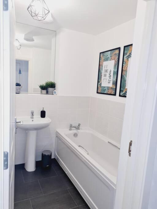 Stylish 2 Bedroom Apartment / Free Gated Parking Glasgow Exterior foto
